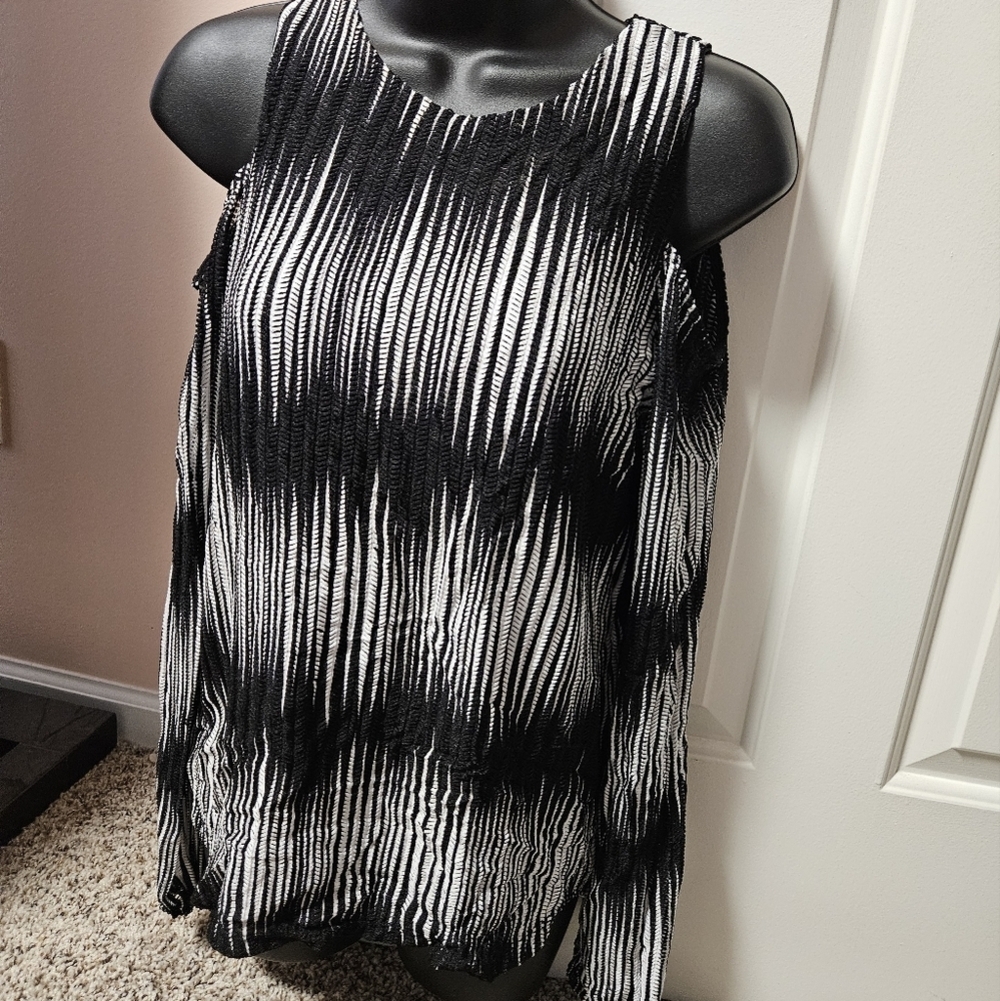 VENUS Cold Shoulder Top - Picture 3 of 13